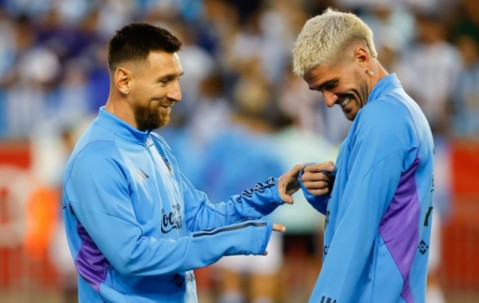 爱游戏真人体育娱乐 -包含阿斯顿维拉训练开放日，加时末段止住颓势引欢呼，荷甲在即，身体对抗强度拉满的词条