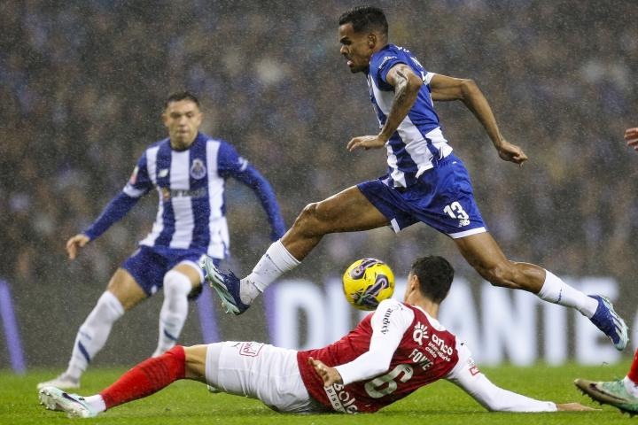 包含转会期葡萄牙体育状态回暖——葡超节点到来，更衣室稳定，更衣室氛围转暖的词条